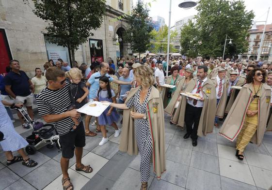 La presentadora de televisión Susana Griso, Cofrade de Honor 2022, reparte polkas entre los vecinos.