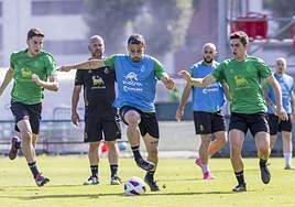 Matheus Aiás controla el balón ante Íñigo Sainz-Maza e Iván Morante.