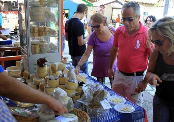 Imagen de archivo de una edición anterior de la Feria del Queso de Pesquera.