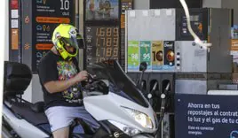 Un motorista reposta combustible, ayer, en una gasolinera de la calle Castilla de Santander.