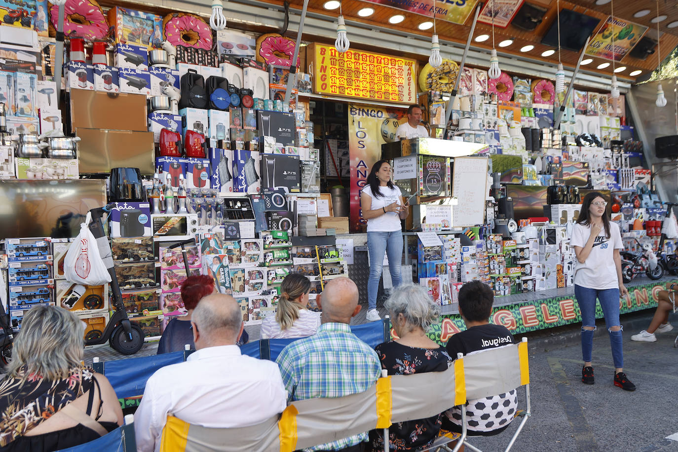 El bingo y la tómbola no pueden faltar. Sin su soniquete por toda la feria, las fiestas no serían lo mismo