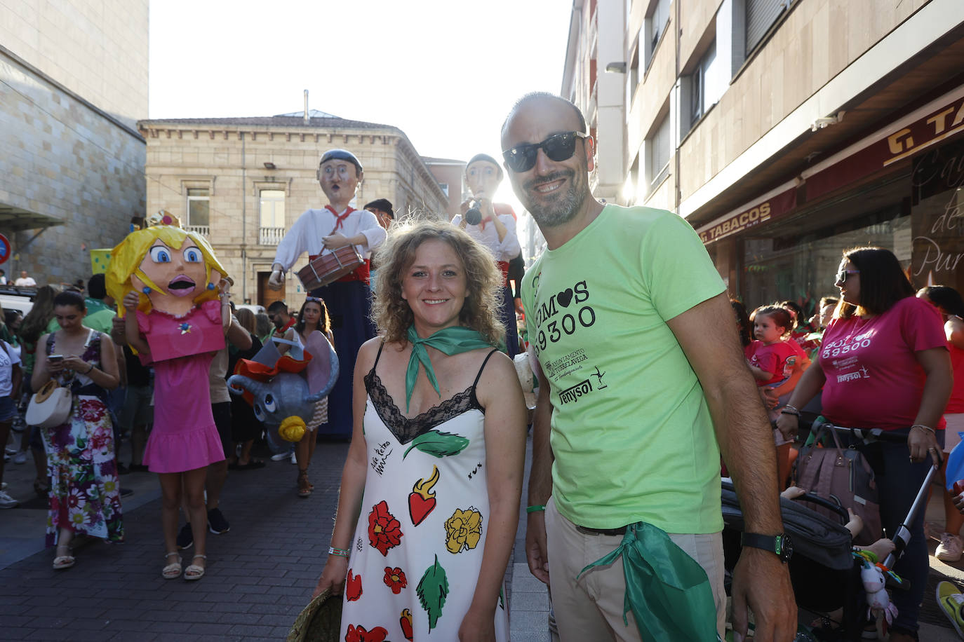 La concejala de Festejos, Patricia Portilla, y el alcalde, Javier López Estrada, durante el desfile previo al pregón.