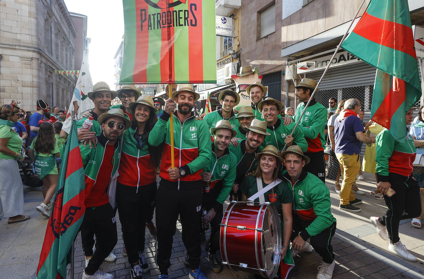 Los Patrooners, engalanados con los colores de la bandera local, han llegado al escenario del Bulevar Demetrio Herrero por todo lo alto y emulando a una comitiva olímpica, antes de dar el pregón de las fiestas.