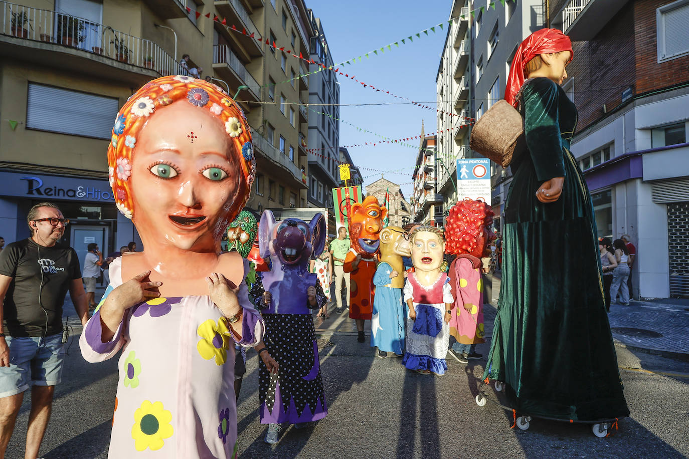 Los cabezudos han colmado las calles céntricas de Torrelavega, desde las ocho de la tarde hasta las nueve -hora del pregón-.