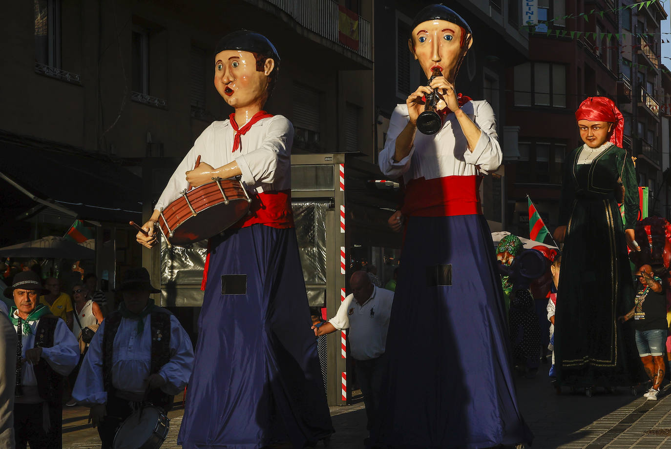 Los guiños al folclore, la música y la cultura general han estado presentes en todas las figuras que integran la animación del pasacalles.