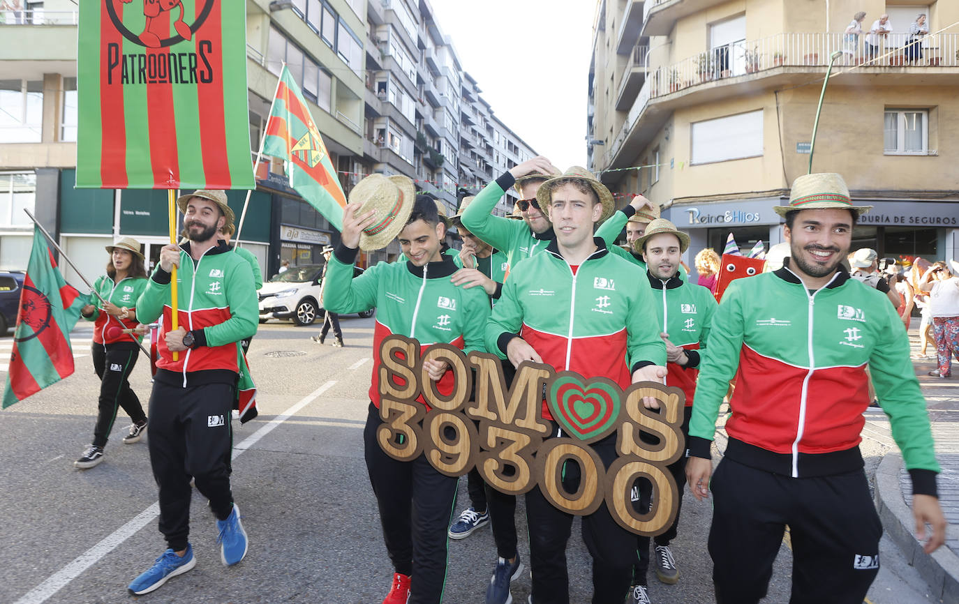 Los Pganadores de la Liga de Peñas del año pasado y pregoneros de este, Los Patrooners, exhiben el código postal de Torrelavega, 39300, antes de salir al escenario en el Bulevar.