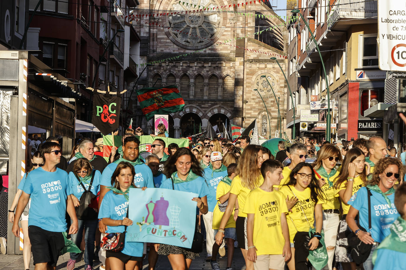 Las inmediaciones de la iglesia de La Asunción se han llenado de personas desde antes incluso de las ocho de la noche, hora oficial del desfile. 