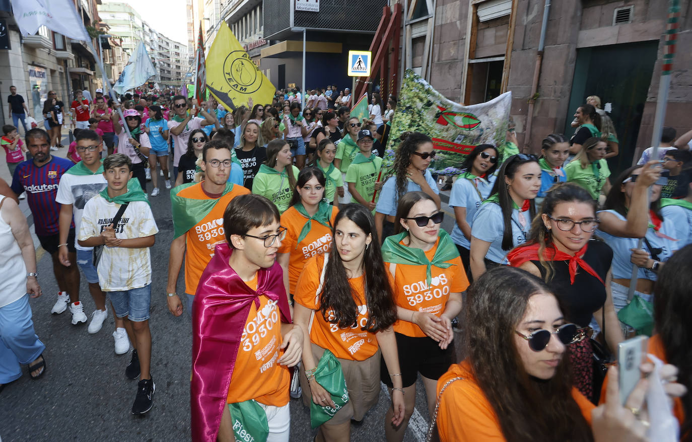 El tráfico habitual de la calle José María de Pereda ha cambiado los vehículos por el ir y venir de cientos de personas durante el pasacalles. 