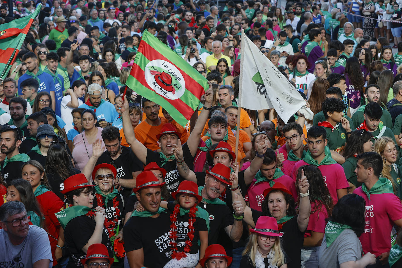 La multitud no ha parado ﻿cantar y animar las fiestas en el Bulevar, llegando incluso a corear el código postal de la ciudad, 39300. 