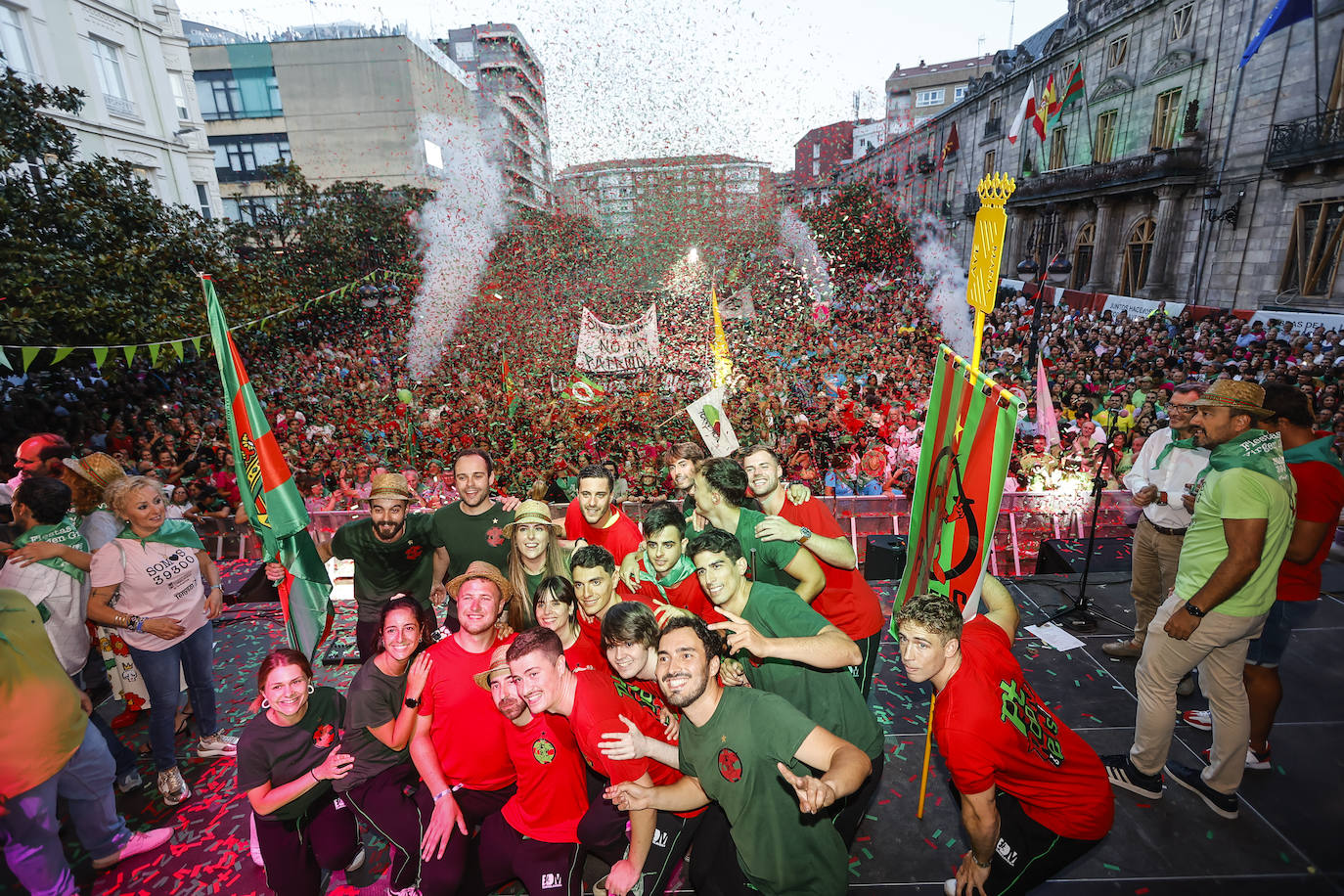 Los pregoneros posan en una foto de familia tras el chupinazo, este viernes, segundos después de inaugurar oficialmente las fiestas de la Virgen Grande. 