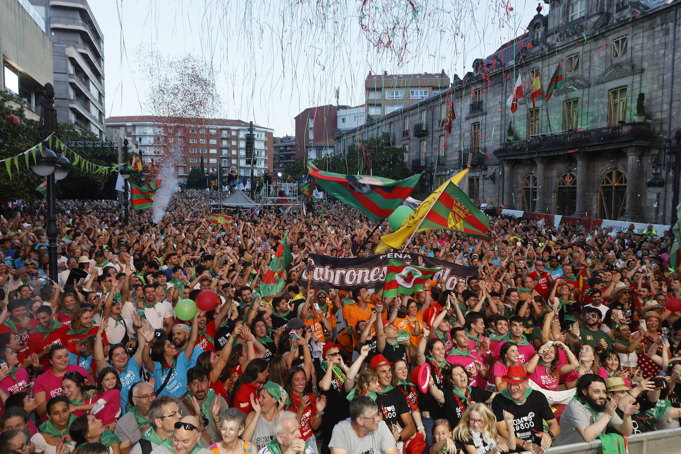 El Bulevar se ha llenado de miles de personas este viernes,  minutos antes del pregón.