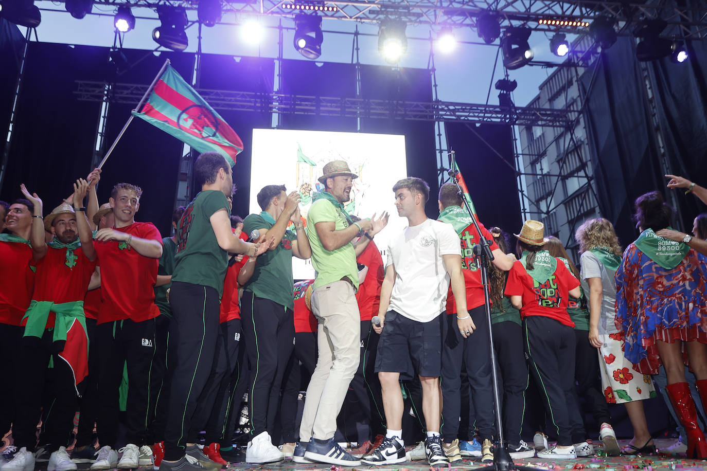 El alcalde, Javier López Estrada, en el centro, celebra el inicio de las fiestas con los miembros de Los Patrooners, en el escenario.  