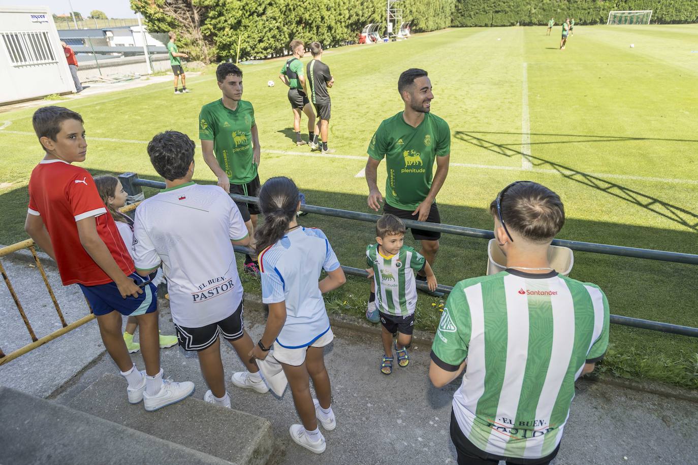 Morante y Alves se disponen a atender a los jóvenes aficionados verdiblancos.