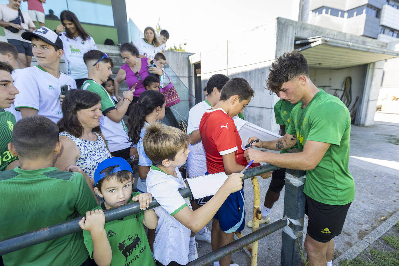 Yeray estampa su firma en la camiseta de un joven aficionado del Racing.