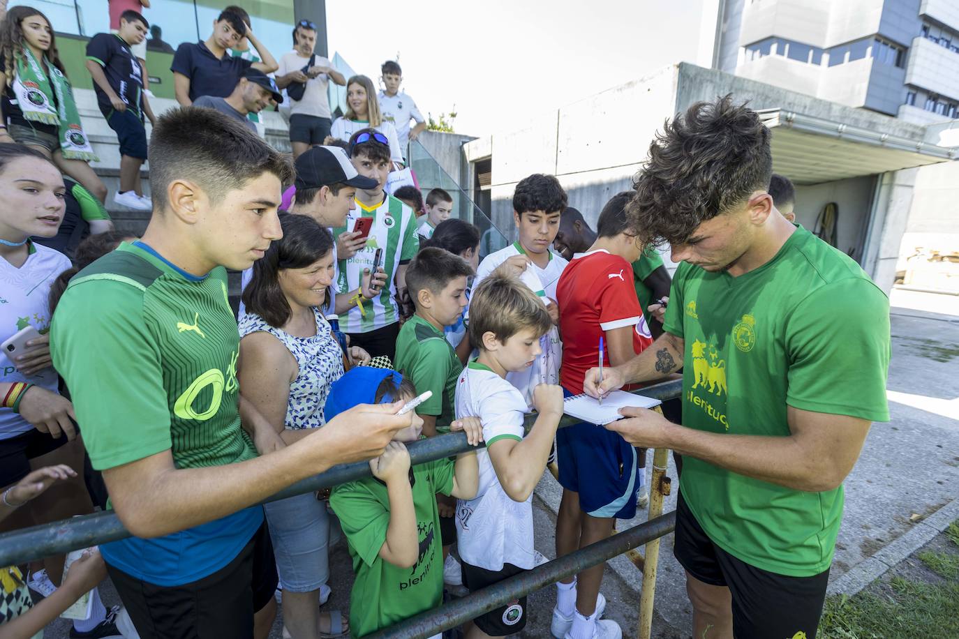 Yeray, uno de los canteranos del Racing, atiende las peticiones del público que acudió a presenciar el entrenamiento del equipo antes del estreno liguero ante el Eibar.