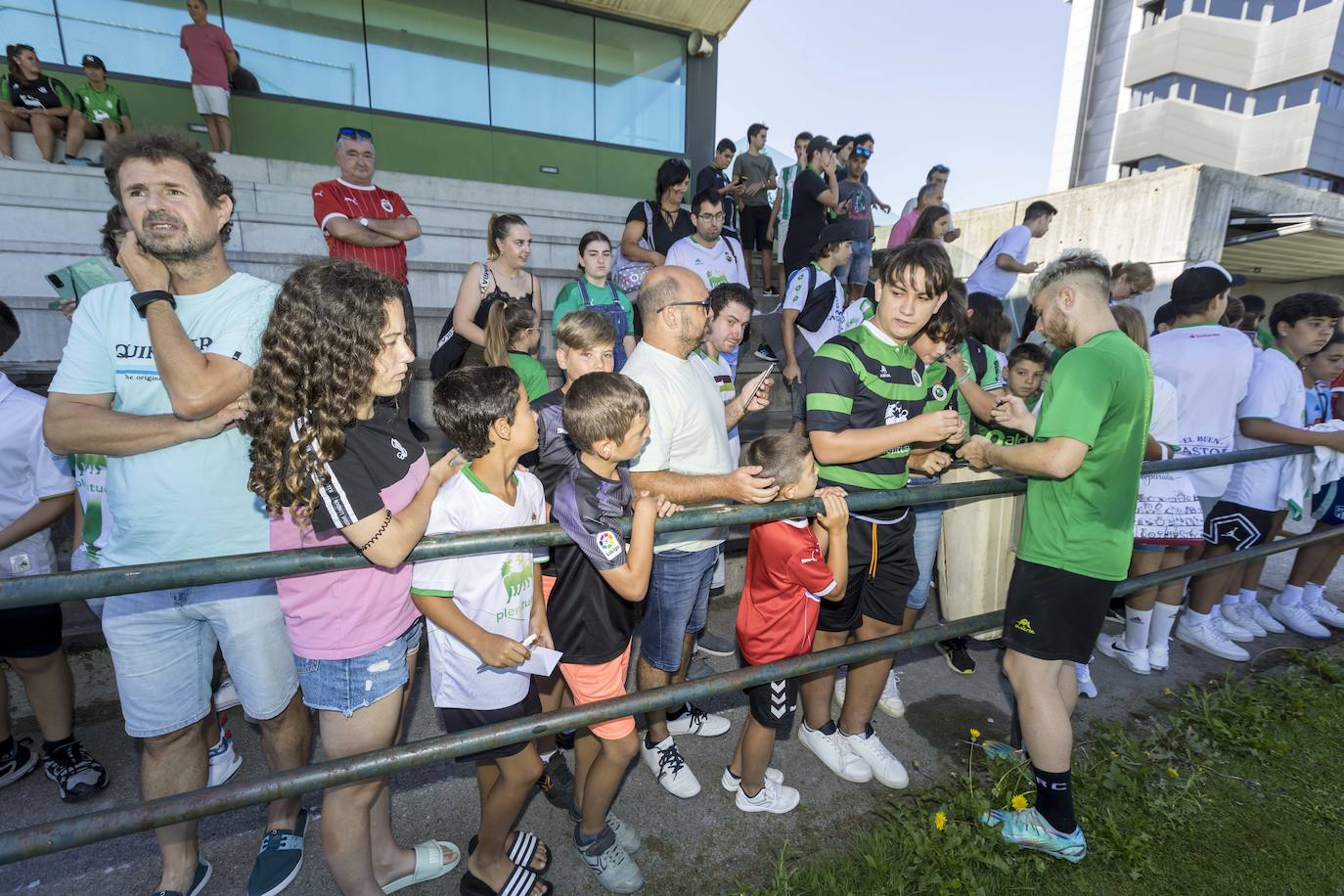 Peque firma autógrafos a los aficionados tras la sesión de entrenamiento.