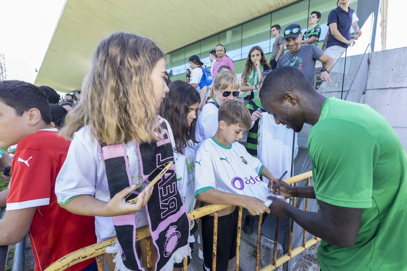 Cedric le firma la camiseta a un joven aficionado verdiblanco.