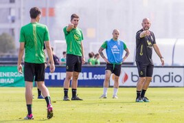 José Alberto da instrucciones a sus jugadores durante una sesión en La Albericia.