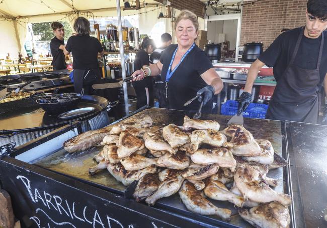 La comida de cada país no puede faltar en el festival