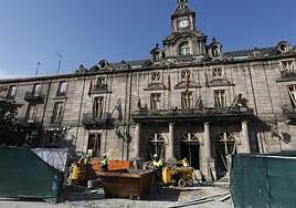 Operarios desalojan la entrada del Palacio municipal de Torrelavega, en marzo, tras finalizar las obras de consolidación.