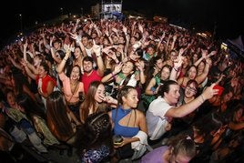 Cientos de personas corearon las canciones en la noche de ayer, en el exterior del recinto ferial de La Lechera.