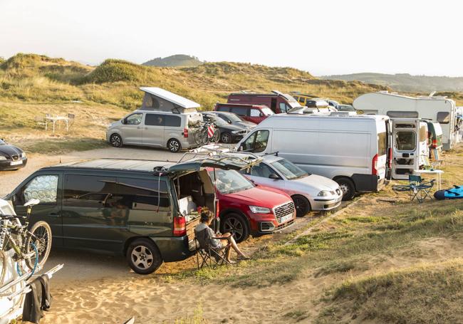 Liencres. A los autocaravanistas también les gusta aparcar junto a la playa.