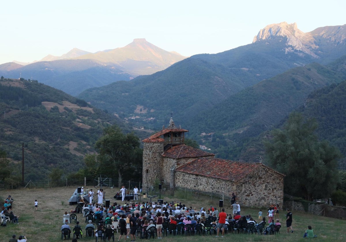 El concierto tuvo lugar en una finca junto a la iglesia de Lomeña