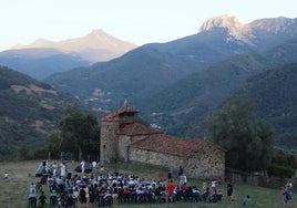 El concierto tuvo lugar en una finca junto a la iglesia de Lomeña