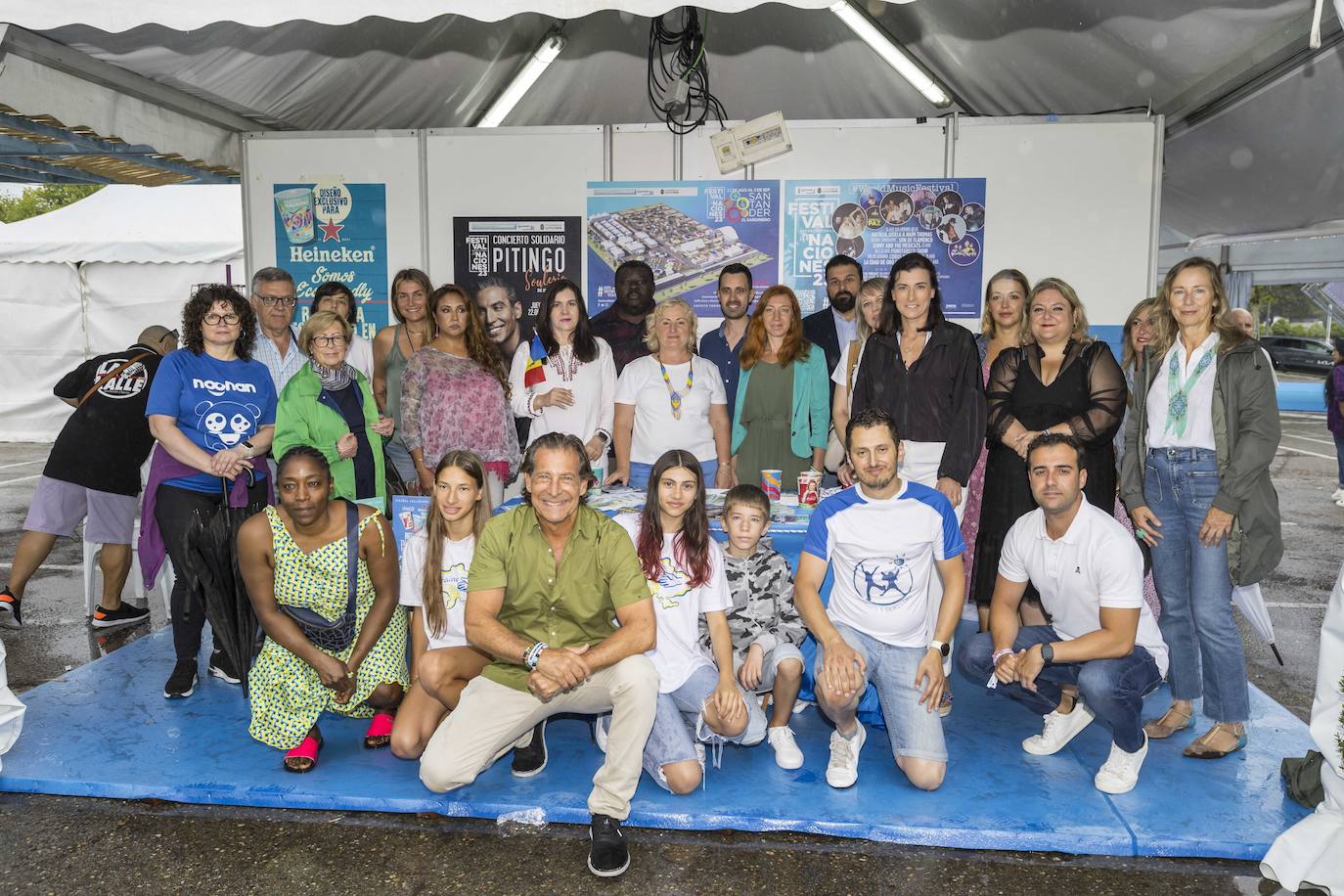 La alcaldesa de Santander, Gema Igual, junto a otras personalidades públicas y miembros de la organización del festival en la inauguración.