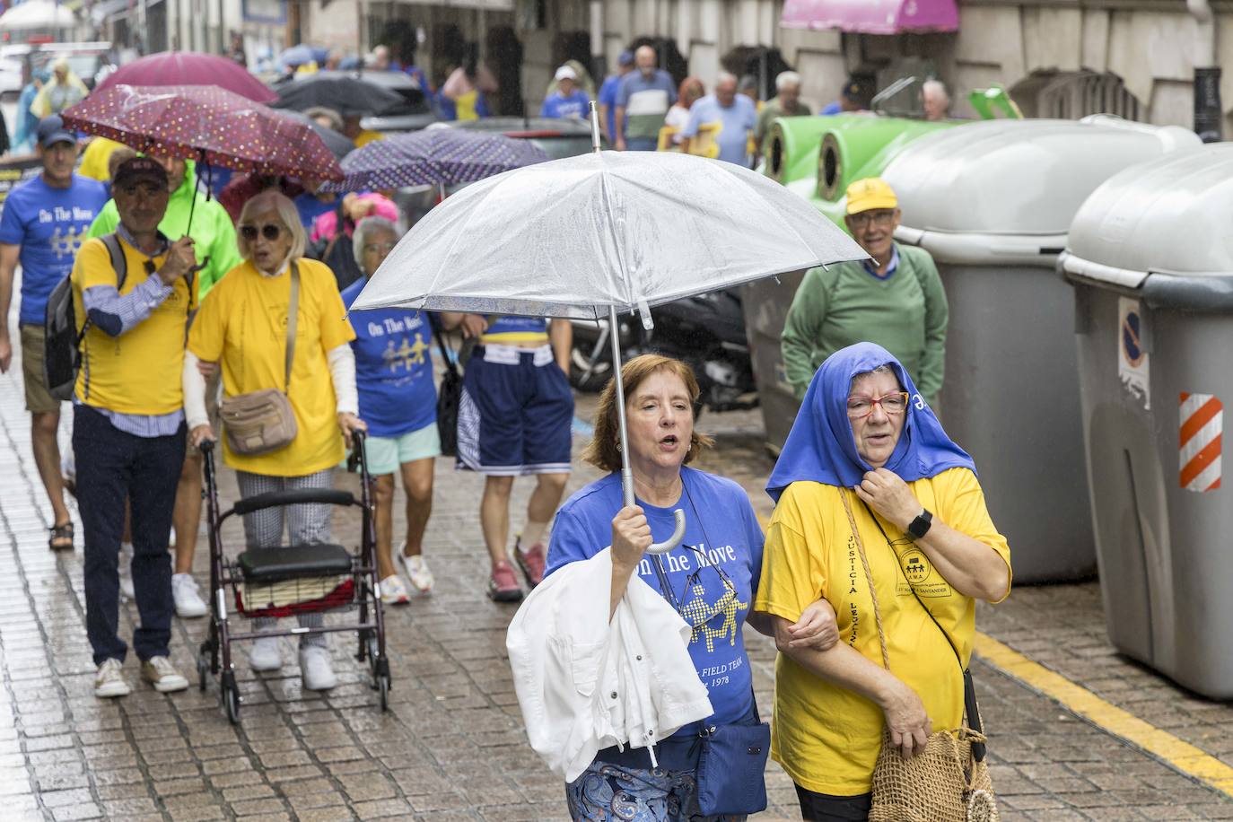 Los asistentes al acto llevaron una camiseta azul reivindicativa.