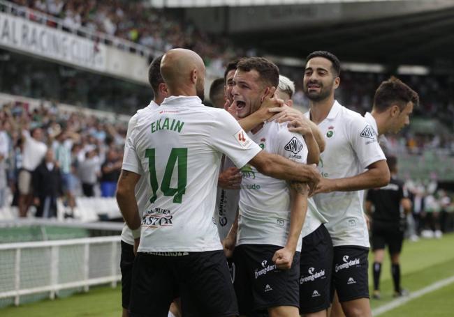 Iñigo Vicente es felicitado por sus compañeros