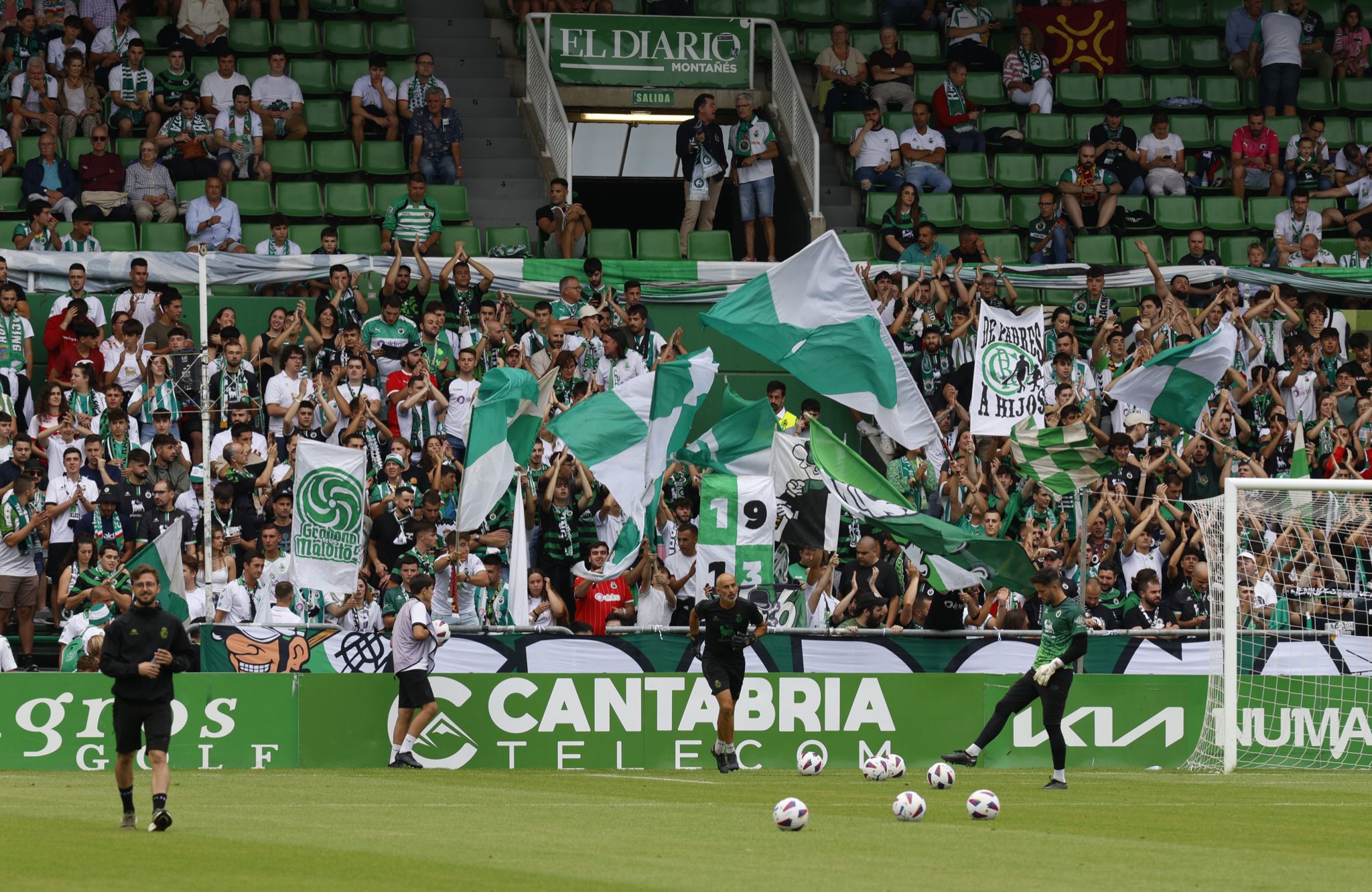 La afición en el estadio, a pesar del dia nublado