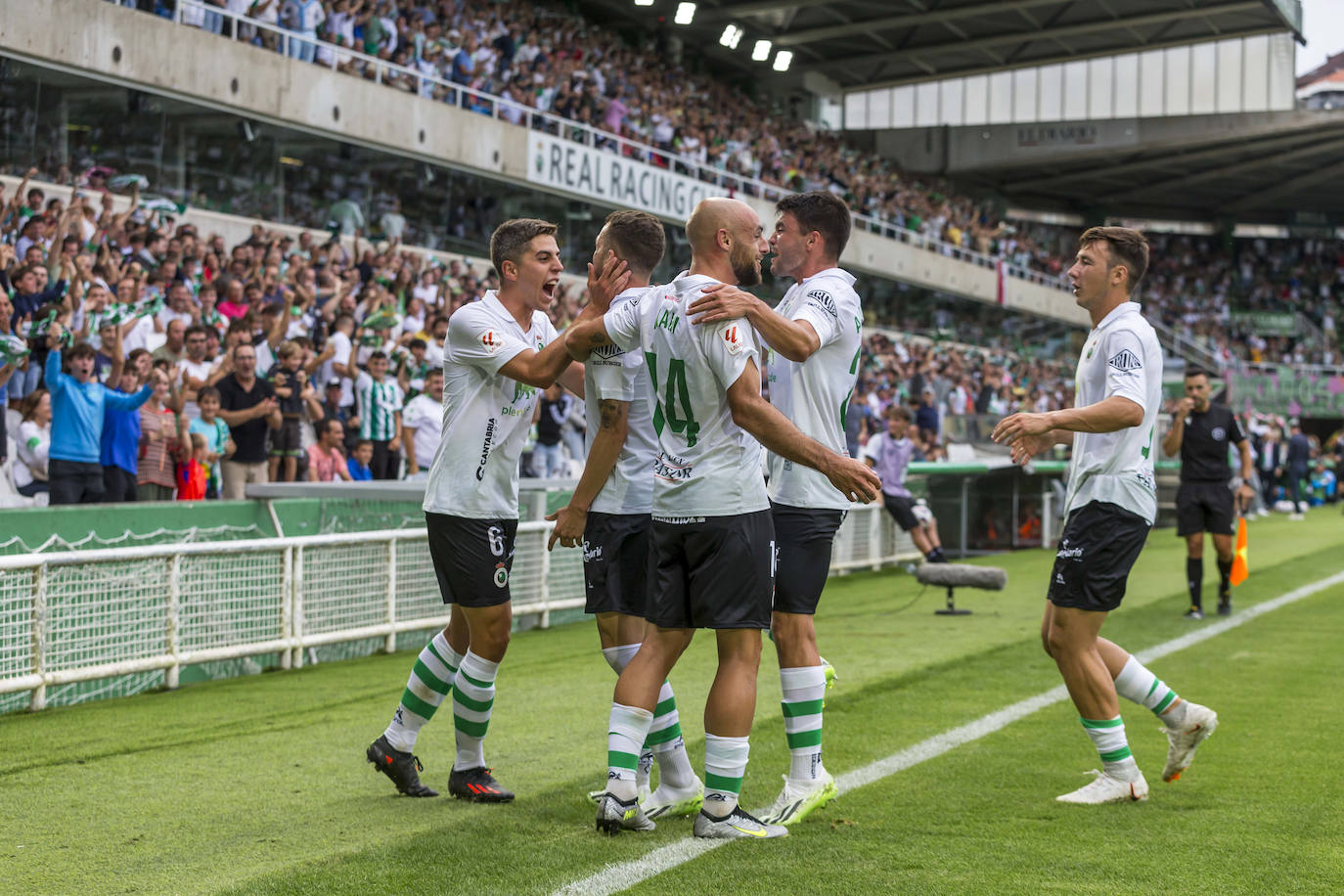 Los jugadores del Racing celebran el gol de Íñigo Vicente