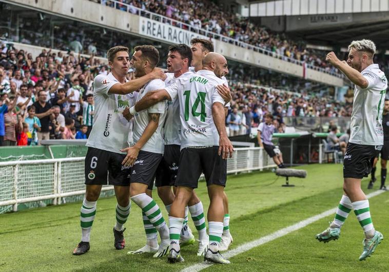 Los jugadores celebran el primer gol, que marcó Íñigo Vicente