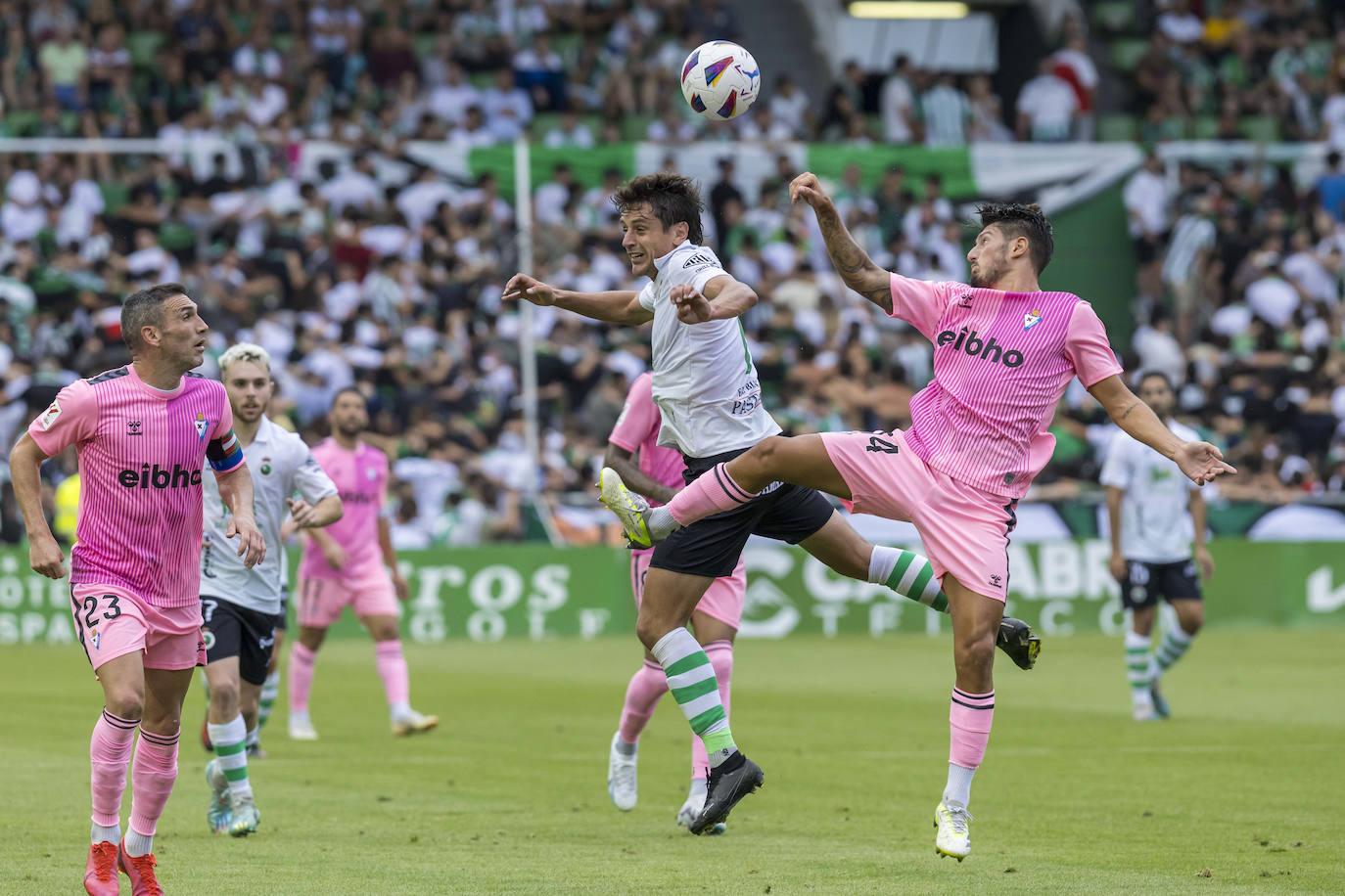 Marco Sangali trata de alcanzar el balón