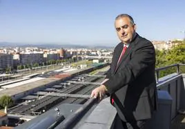 Roberto Media, en la terraza de su despacho en la sede de la Consejería de Fomento.
