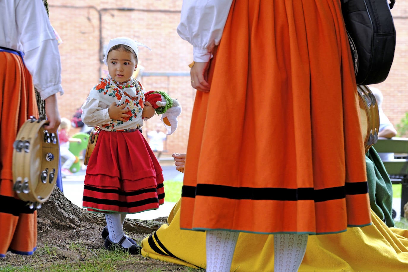 Hasta los mas pequeños con atuendos tradicionales de diferentes lugares de Cantabria