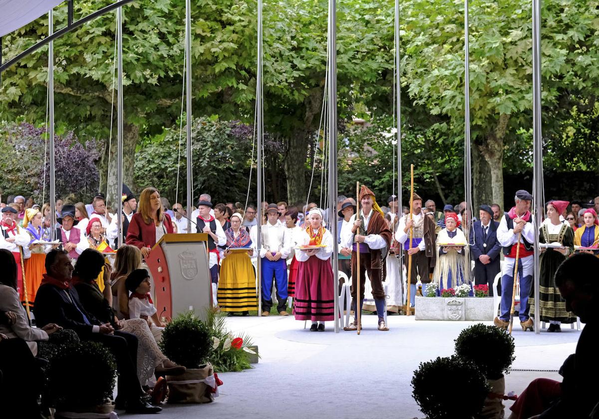 La presidenta regional, María José Sáenz de Buruaga, durante su primer discurso en el Día de Cantabria.