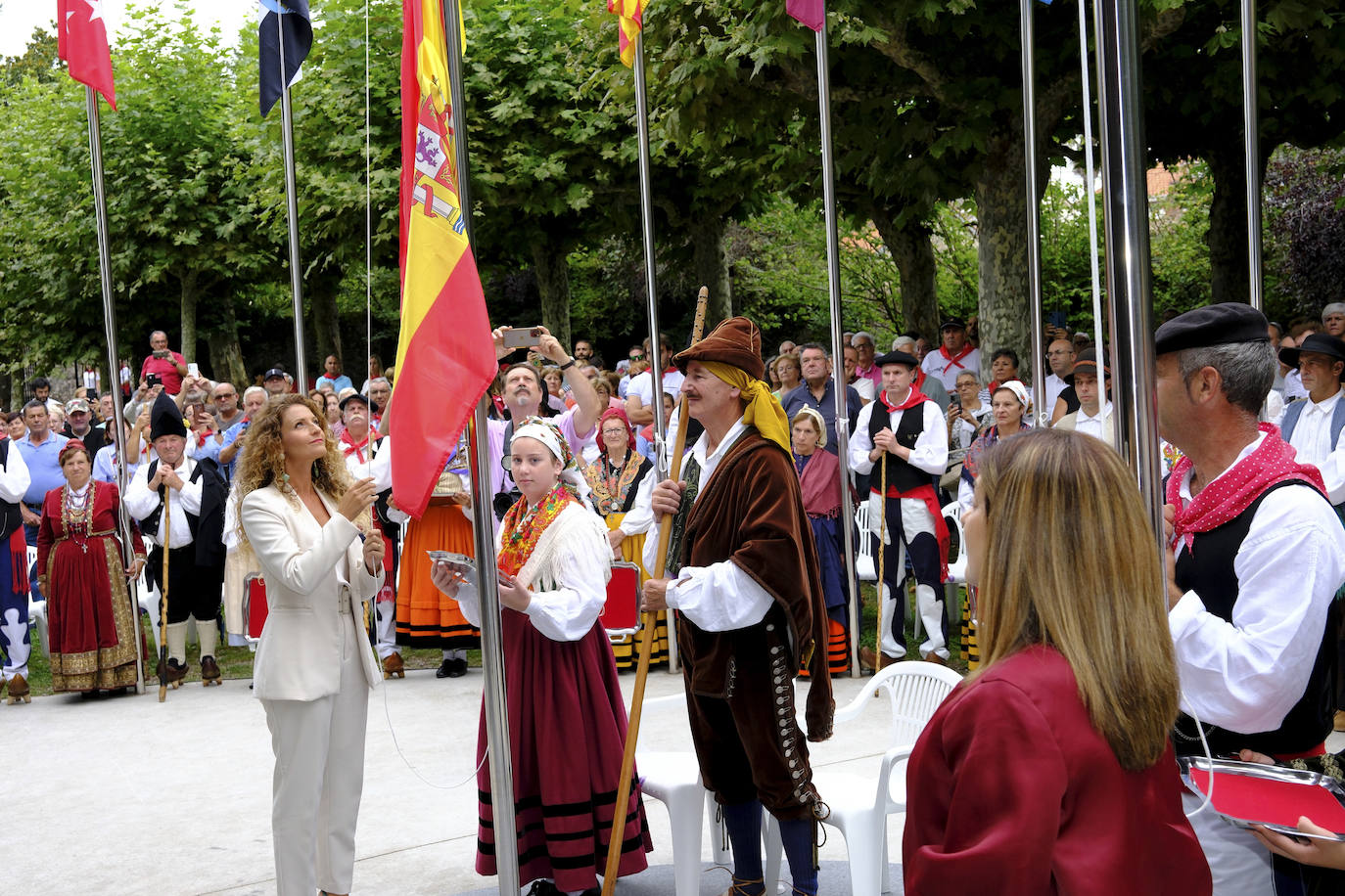 La delegada del Gobierno Ainoa Quiñones iza la nadera de España