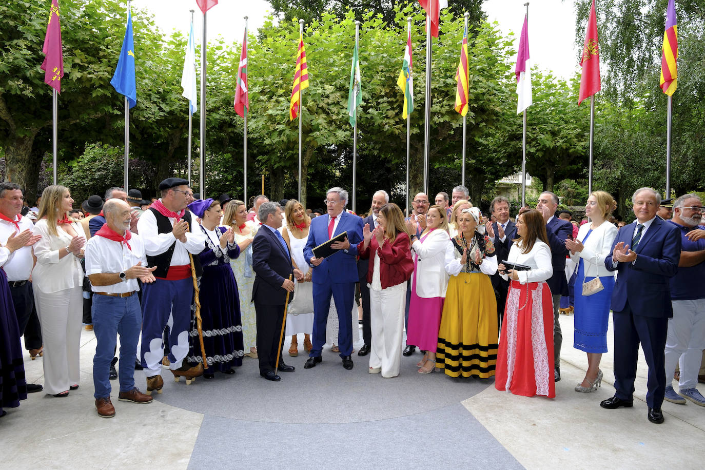 El Ayuntamiento de Cabezón de la Sal entrega una placa a Eduardo Castillo, responsable de Protocolo del Gobierno regional, por organizar durante años el Día de Cantabria