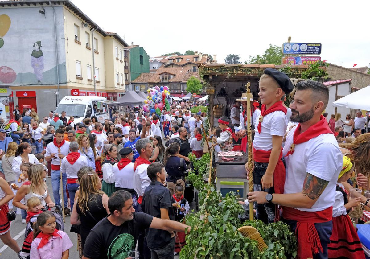 Las carrozas de expusieron en el pueblo por primera vez en una jornada con un gran ambiente