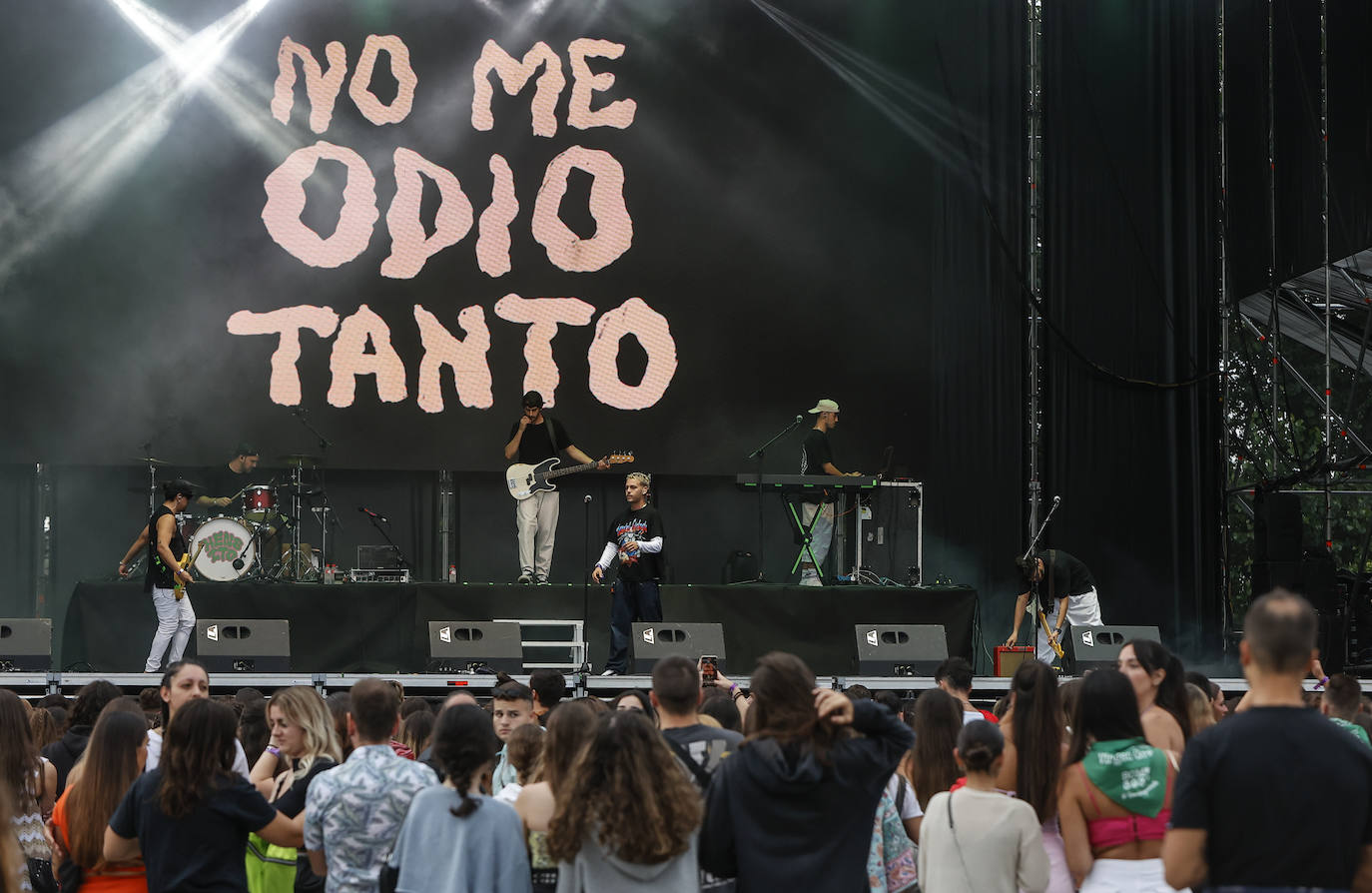 Hens ha actuado en Torrelavega tras presentar esta primavera su ábum 'No me odio tanto'.