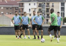 Cedric controla el balón ante Alves, Saúl, Pol Moreno, Morante y Jorrín en La Albericia. ¡