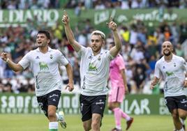 Celebración. Peque, en el centro, festeja el gol que marcó de penalti ante el Eibar junto a Aldasoro, a su izquierda, y Ekain, a su derecha.