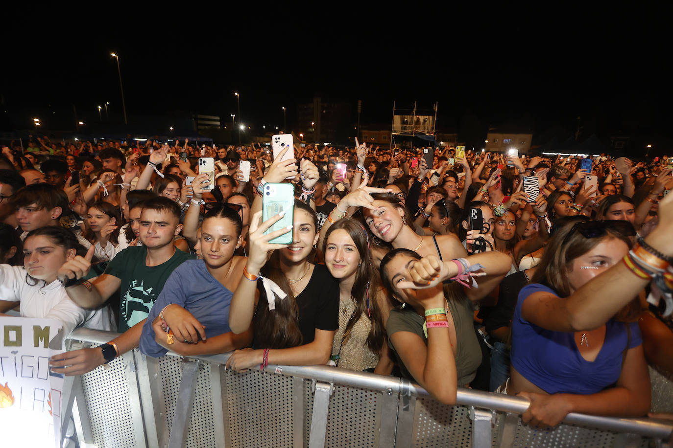 Jóvenes inmortalizan la noche con sus móviles, este sábado, en la jornada de música urbana celebrada en La Lechera.