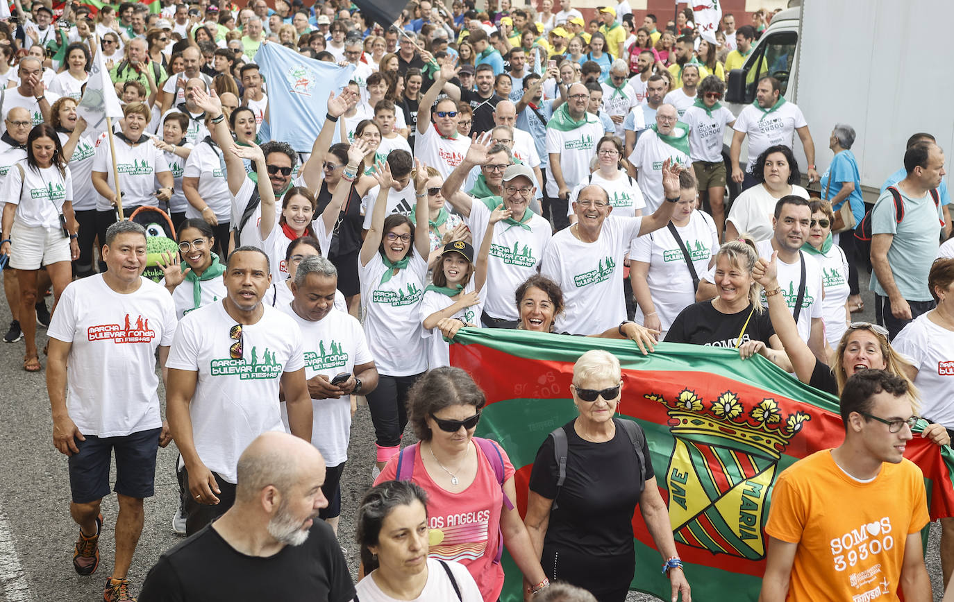 «La participación ha sido masiva, no esperábamos tanto. Hemos repartido más de 2.000 camisetas y papeletas y han venido muchos más», decía uno de los organizadores