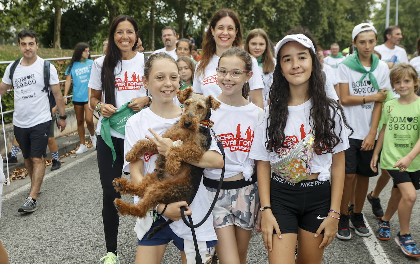 Hasta las mascotas fueron a caminar a la marcha.