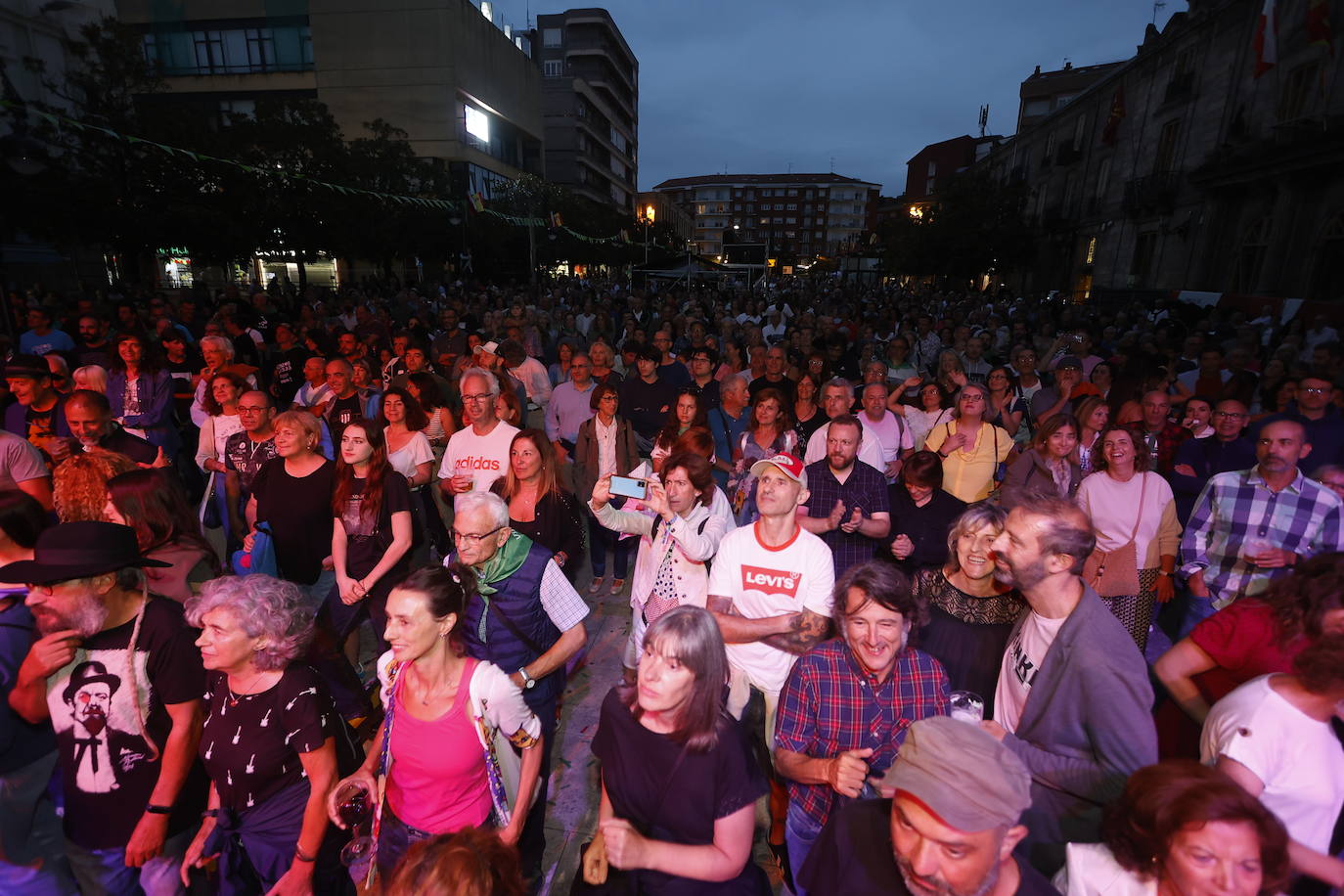 El artista catalán, un pionero de la música española desde la década de los 70, convocó a cientos de personas junto al Palacio municipal. 