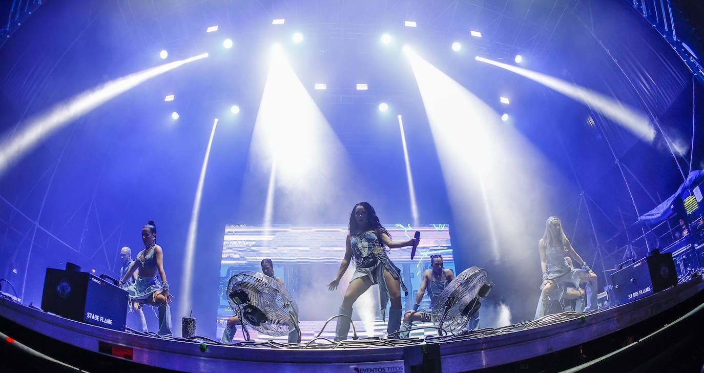 La cantante Lali interpreta uno de sus temas en el escenario, en el recinto ferial de La Lechera.