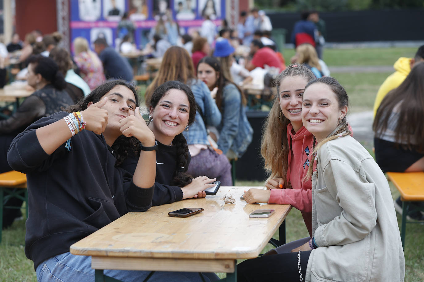 Un grupo de jóvenes disfruta del festival, este sábado, en la zona con mesas apartada del escenario.